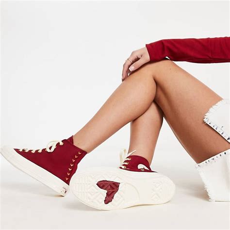 Converse Chuck 70 Hi heart embroidery sneakers in red .